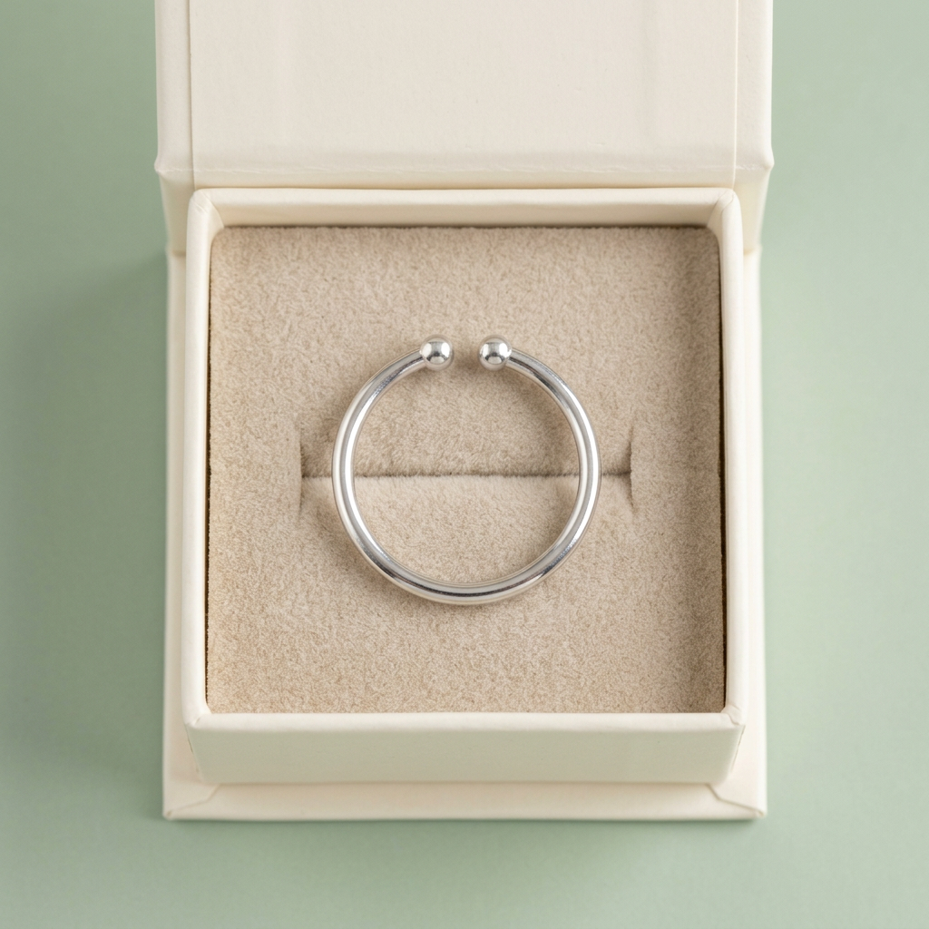 Open ring in unbranded ivory box