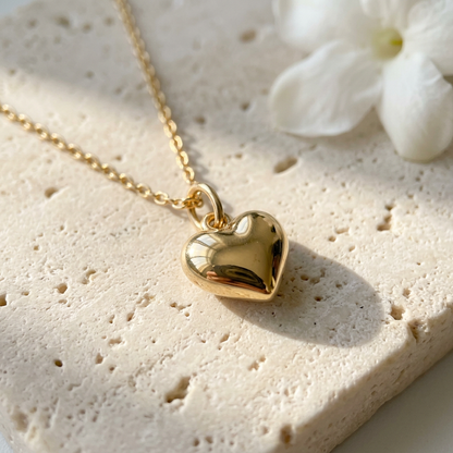 Rounded heart pendant on cream stone